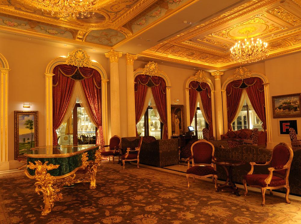 Рояль в холле отеля Мардан Палас. Mardan Palace.