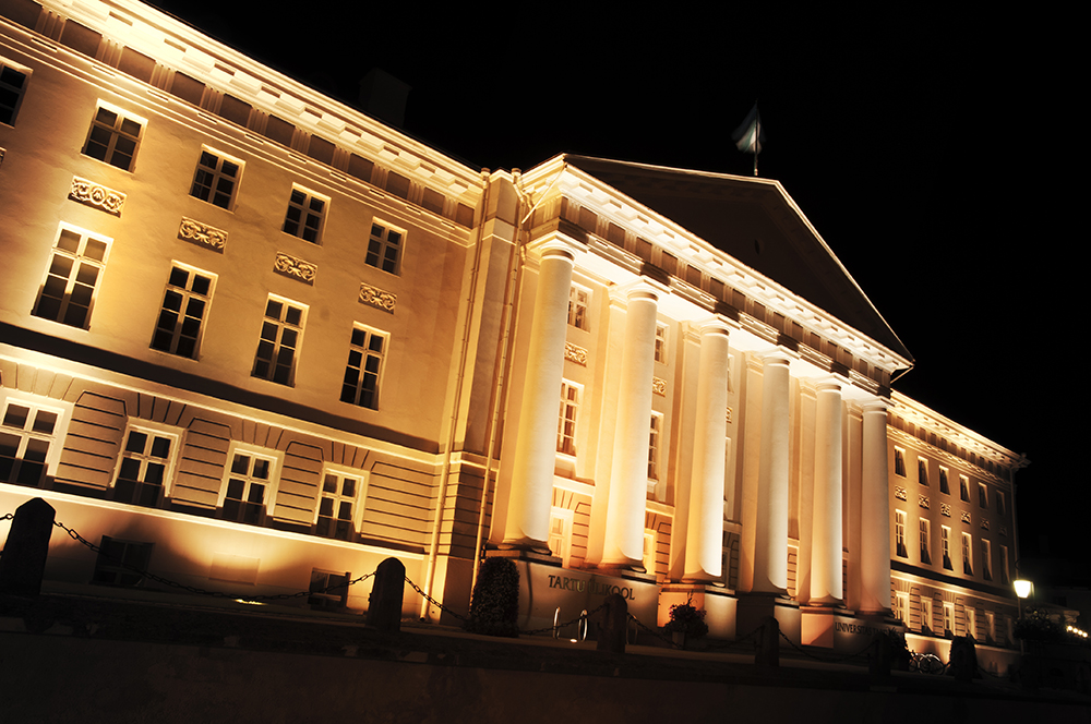 Тартусский университет ночью. Tartu University in the night