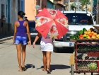 Кубинки. Зонтик. Овощи. Cuban girls.