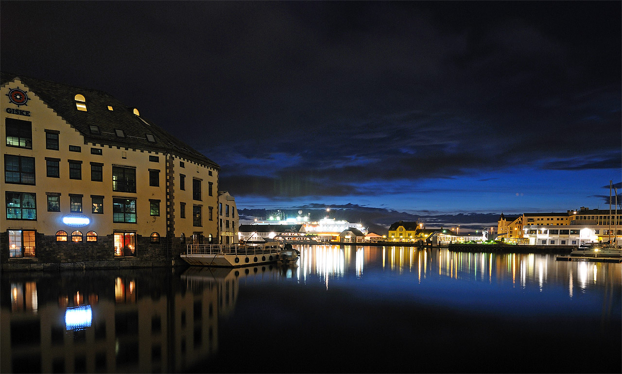 Алесунд (Олесунн) ночью. Norway. Alesund at the Night. 3