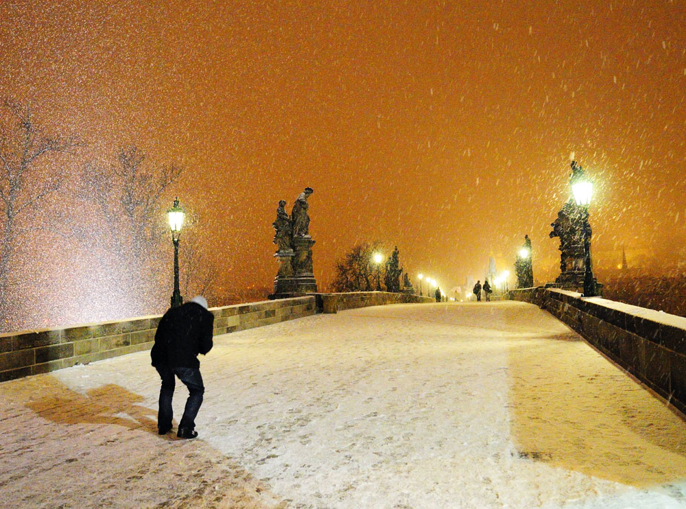 Холодно...Карлов мост. Снегопад в ноябре...