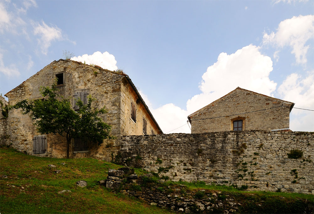 Древние стены... Хум. Хорватия. Hum. Croatia.