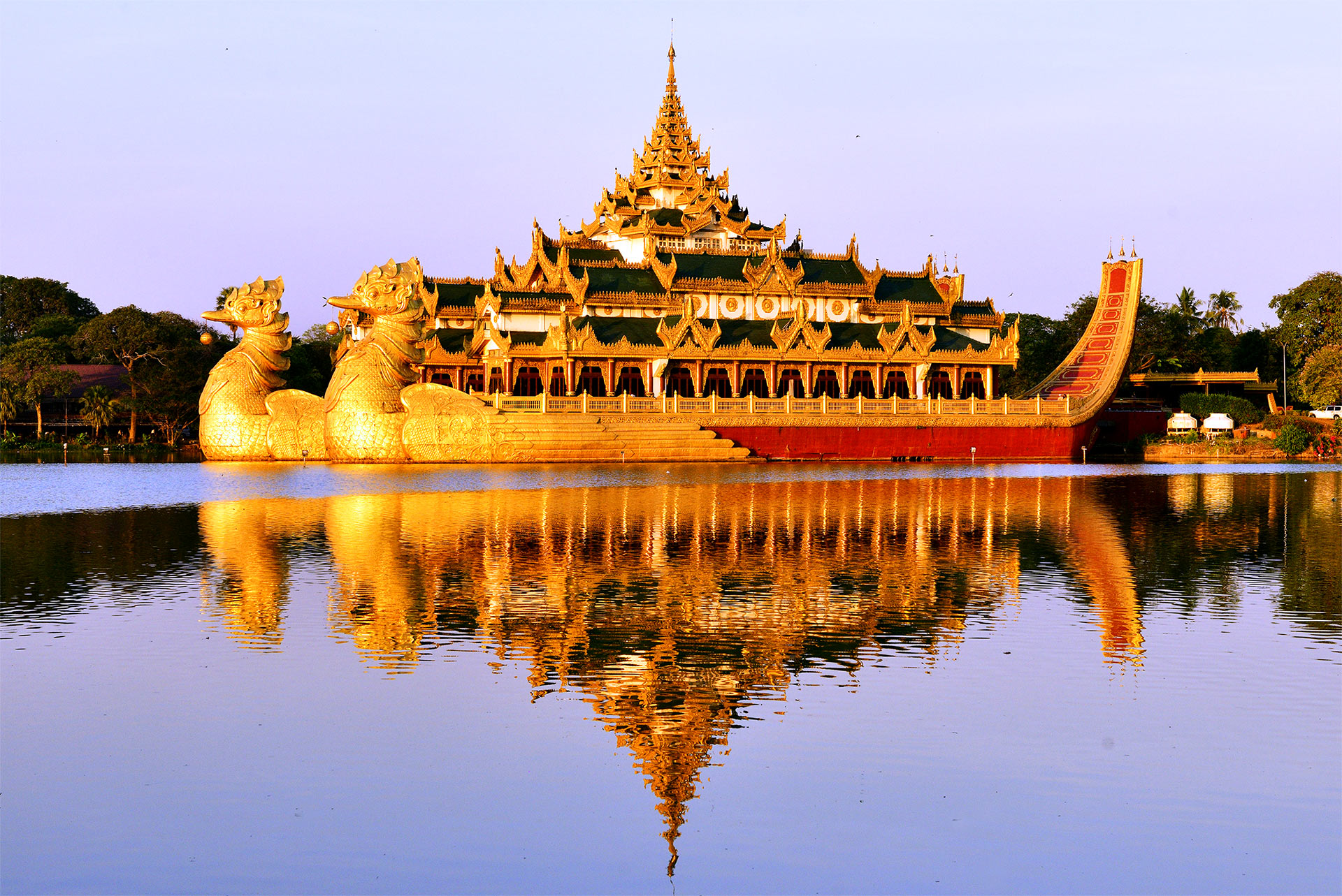 Дворец Каравейк на озере Кандоджуи. Янгон. Мьянма. Karaweik Palace on Kandawgyi Royal Lake.