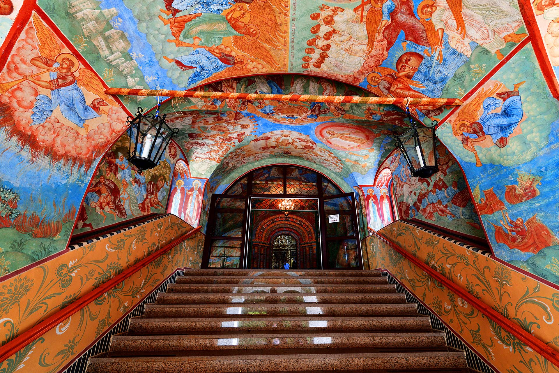 Главный вход Свято-Введенского собора. Ярославль. Россия. Main entrance of the Holy Vvedensky Cathedral. Yaroslavl. Russia.