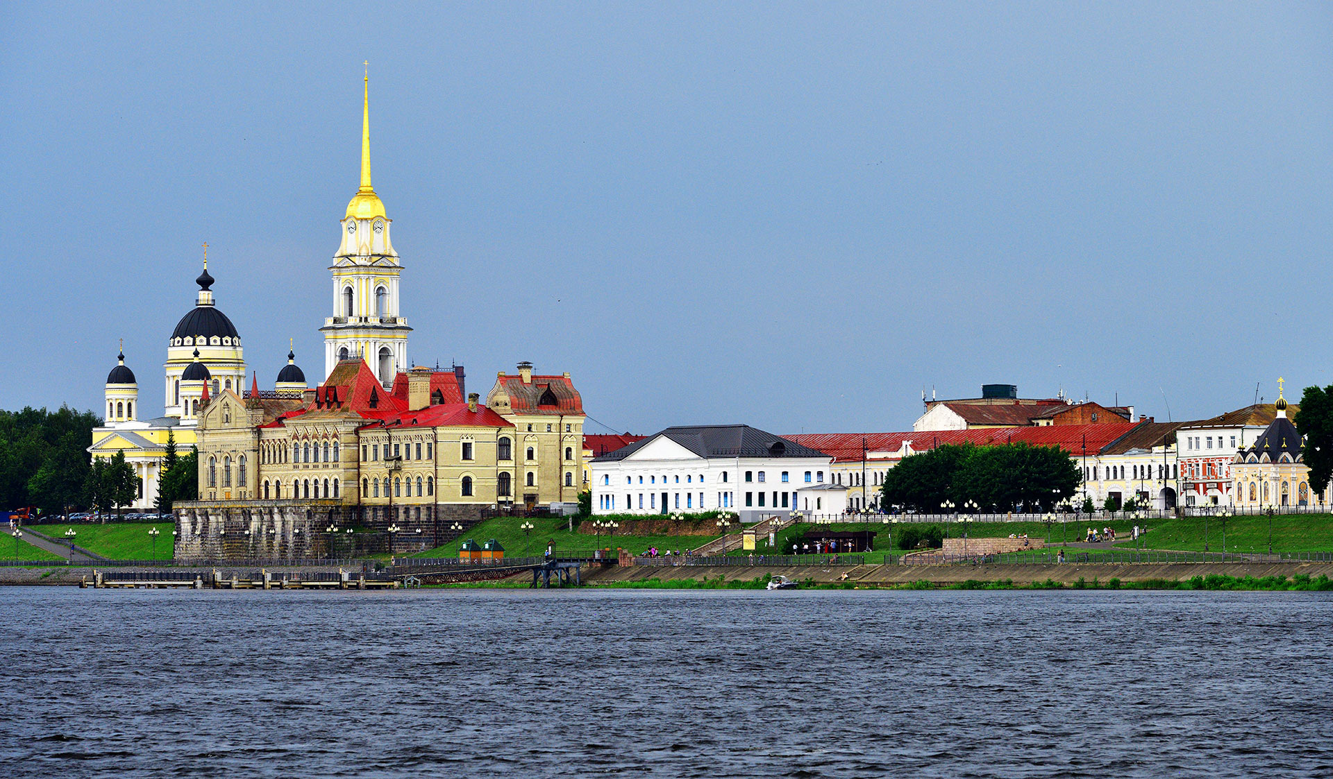 Рыбинск. Вид с борта прогулочного теплохода, следующего по Волге. Rybinsk. View from on board a pleasure boat traveling along the Volga.