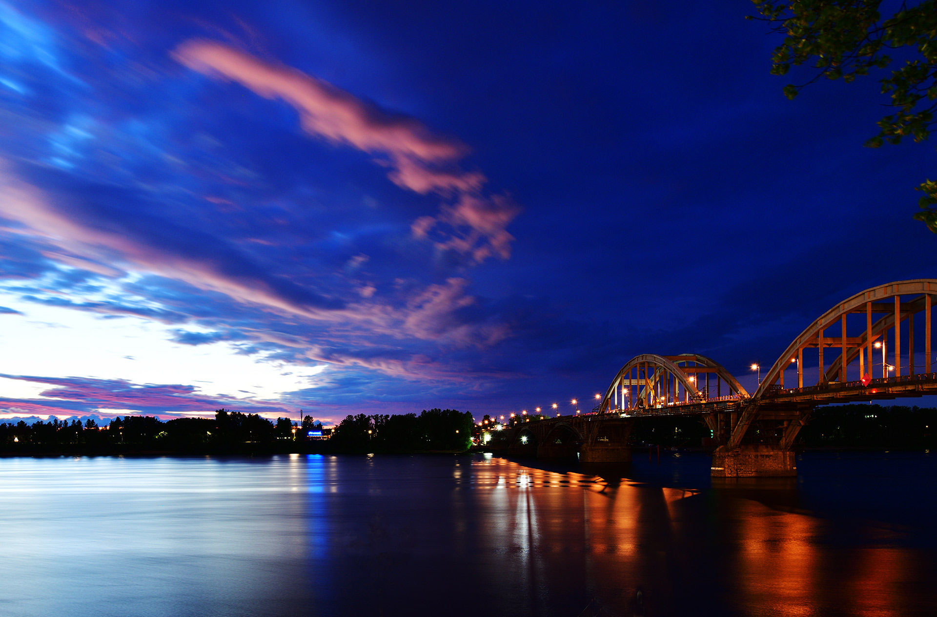 Волжский мост в Рыбинске на закате. Рыбинск. Россия. Volga Bridge in Rybinsk at sunset. Rybinsk. Russia.