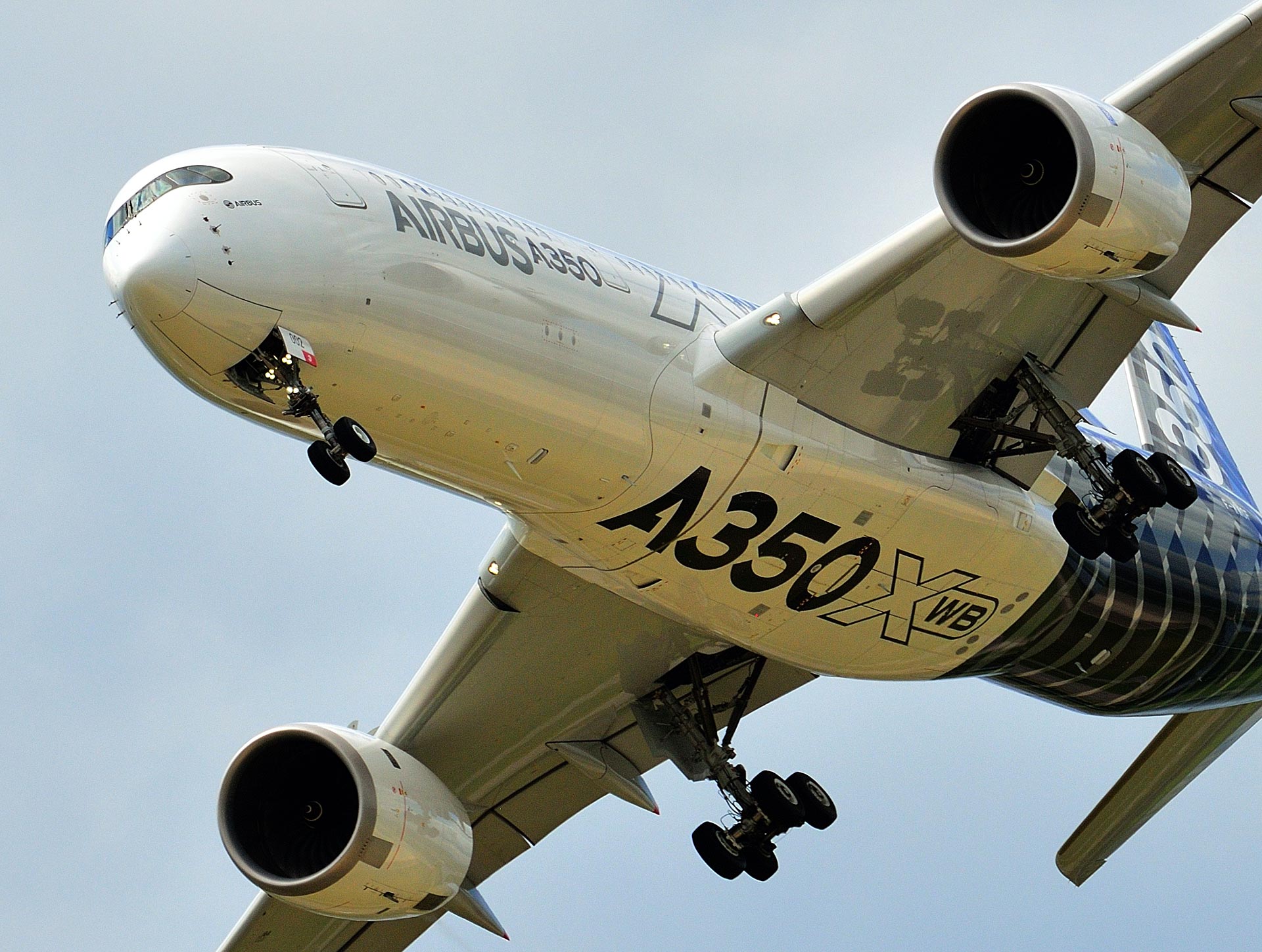 AIRBUS A350 в полёте. Фрагмент. МАКС-2017. MAKS-2017. AIRBUS A350.