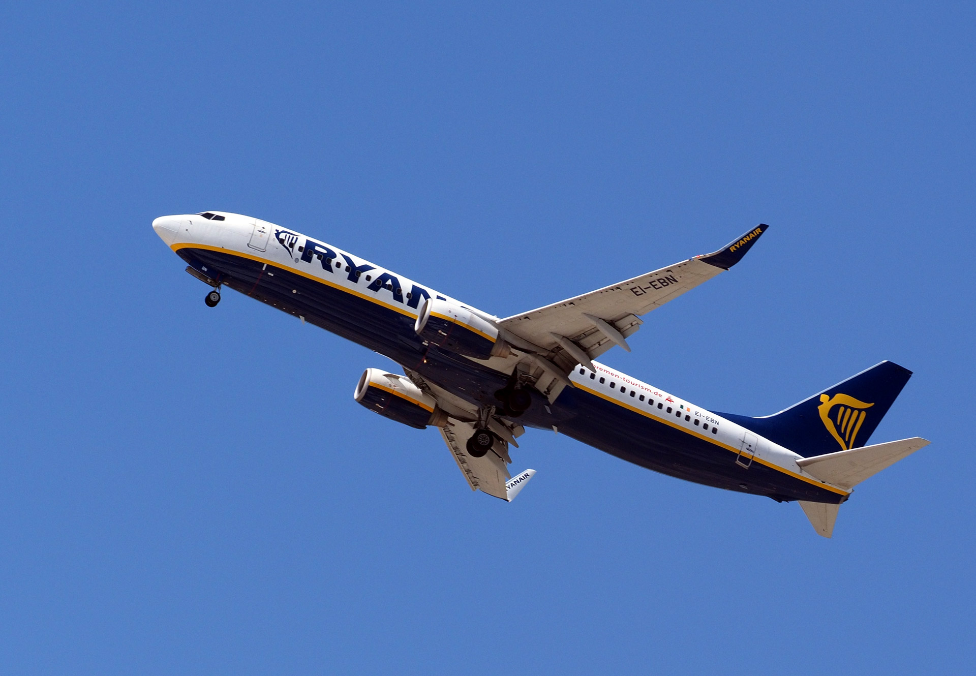 Ryanair в полёте. Самолёт. Ryanair in flight. Airplane.