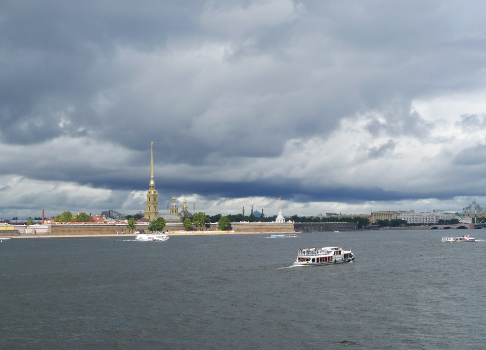 Тучи над городом ходят...