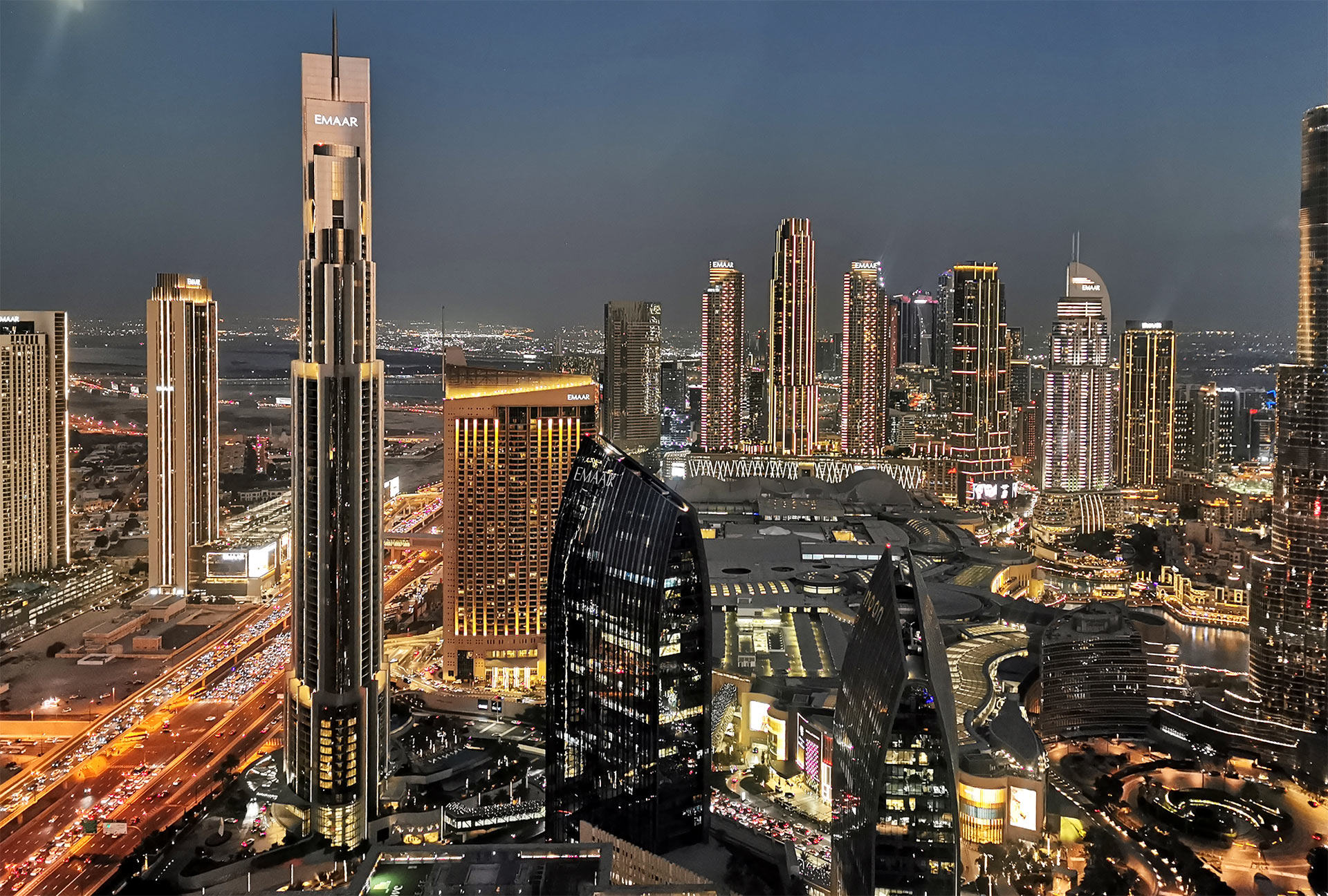 Огни большого города. Дубай вечером. Big city lights. Dubai in the evening.