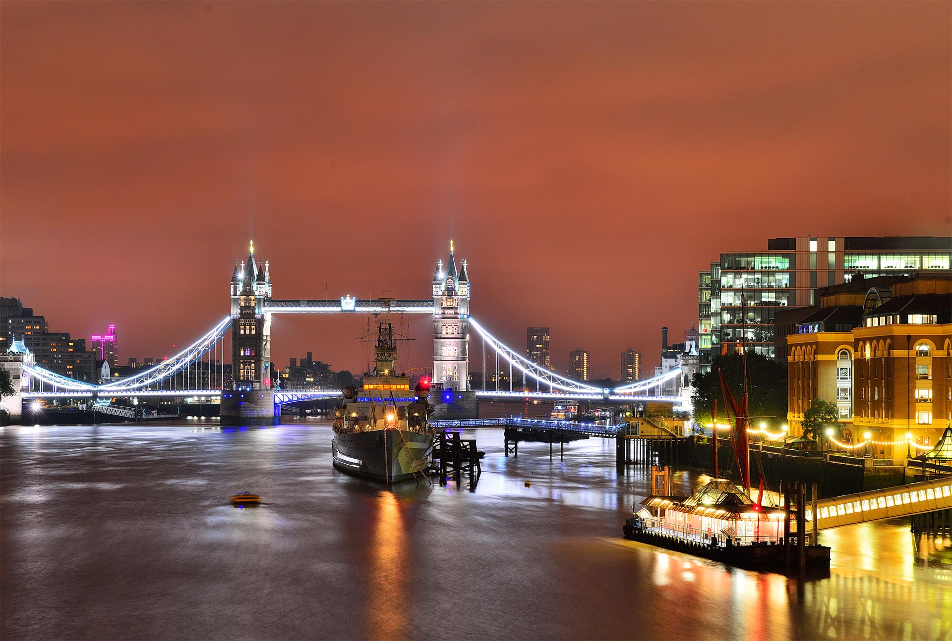 Тауэрский мост и линкор Белфаст ночью Лондон. Tower Bridge and Belfast Battleship at night. London.