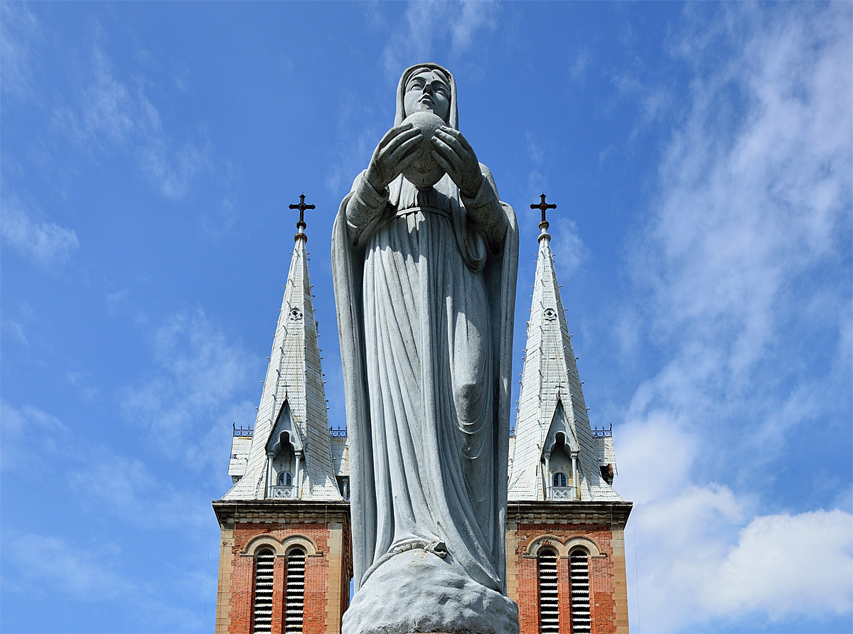 Дева Мария и Нотр-Дам в Хошимине. Фрагмент. Notre Dame Cathedral in Ho Chi Minh.