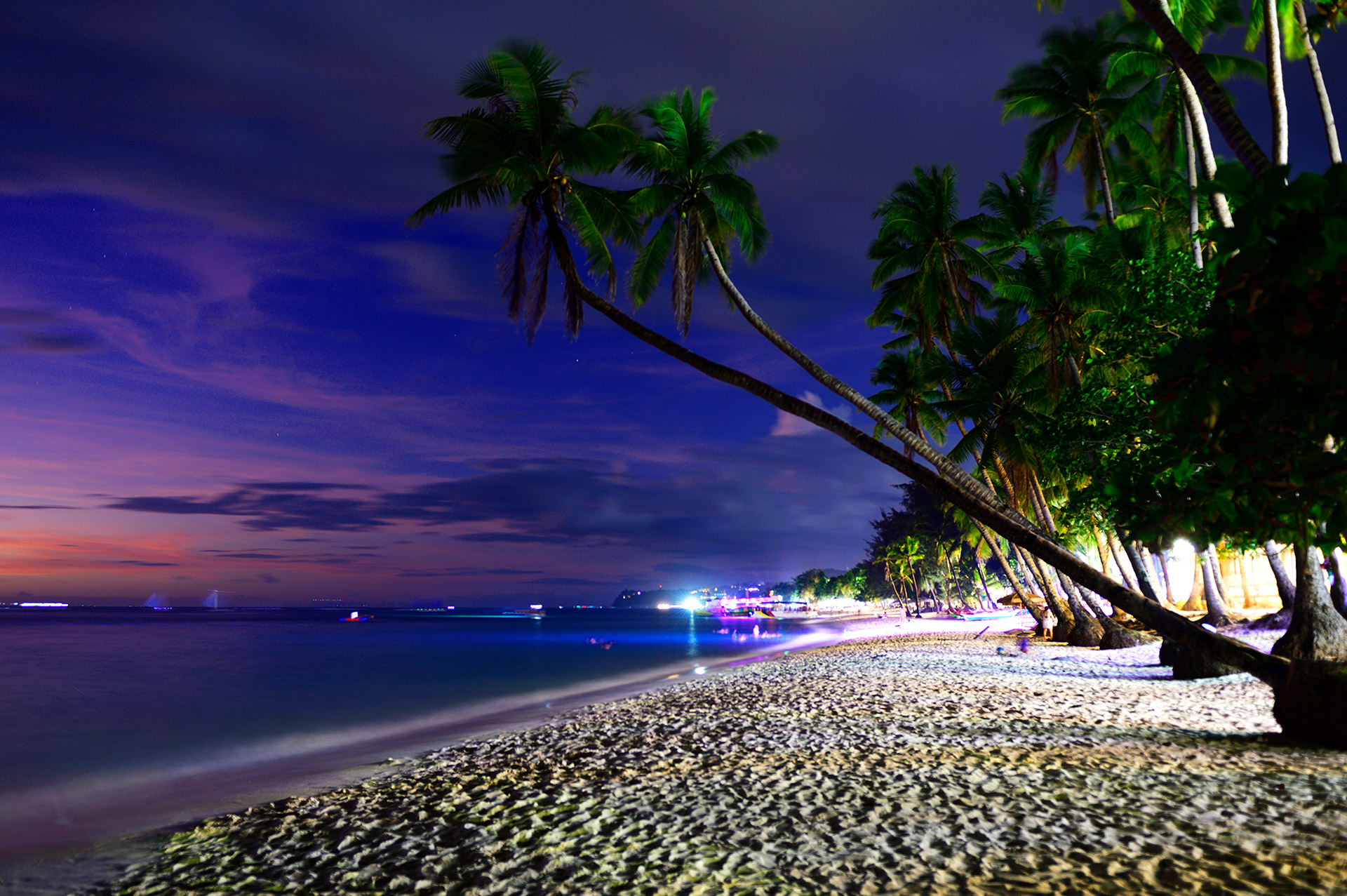 Белый пляж на острове Боракай в голубой час. Филиппины. White Beach on Boracay Island during blue hour. Philippines.