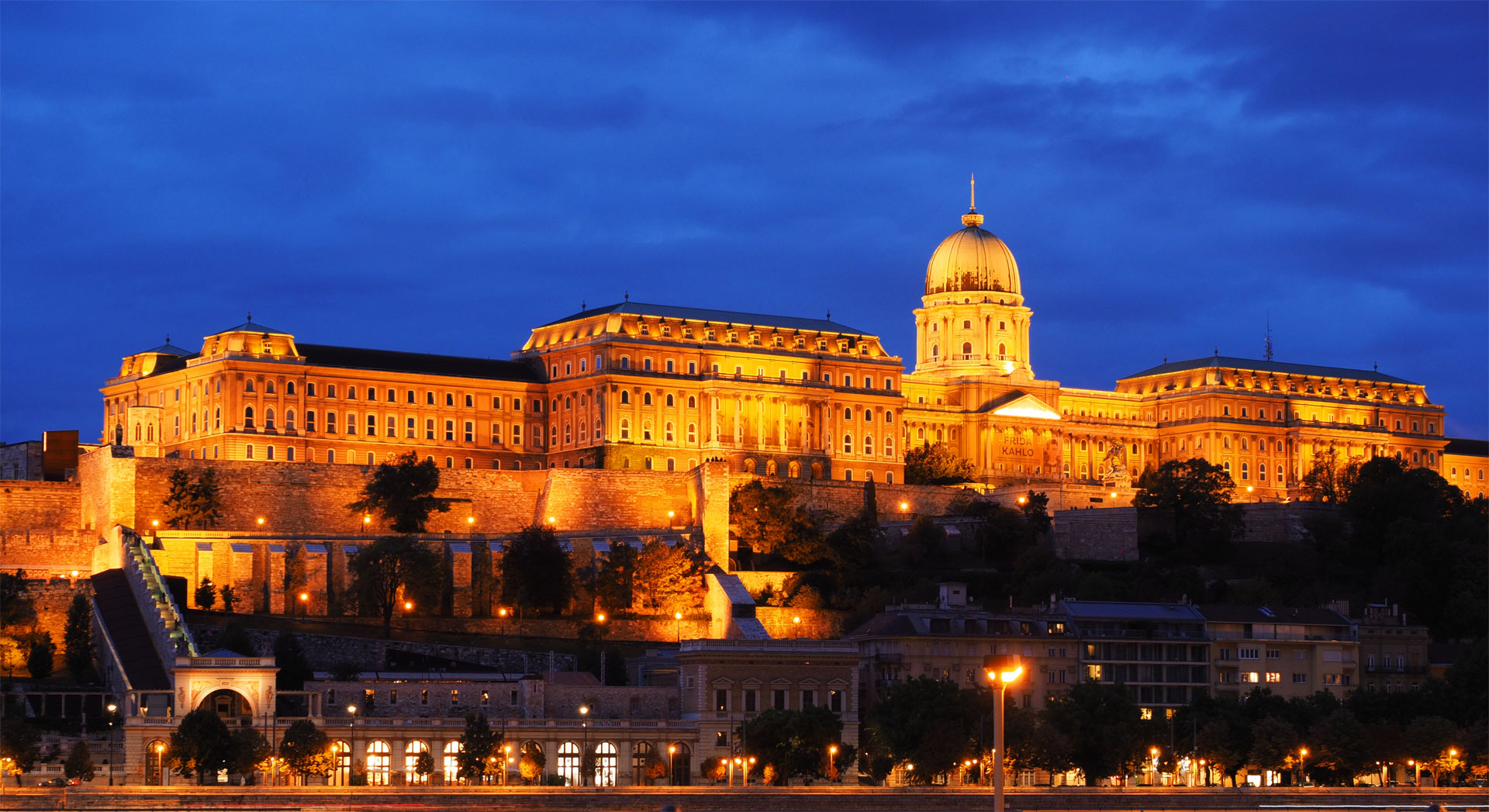 Будапешт. Будайская крепость или Королевкий дворец ночью. Hungary. Budapest. King Palace at Night.