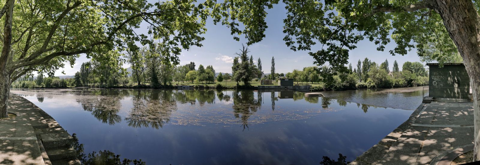 Панорама. Река в городке Чавеш, север Португалии.