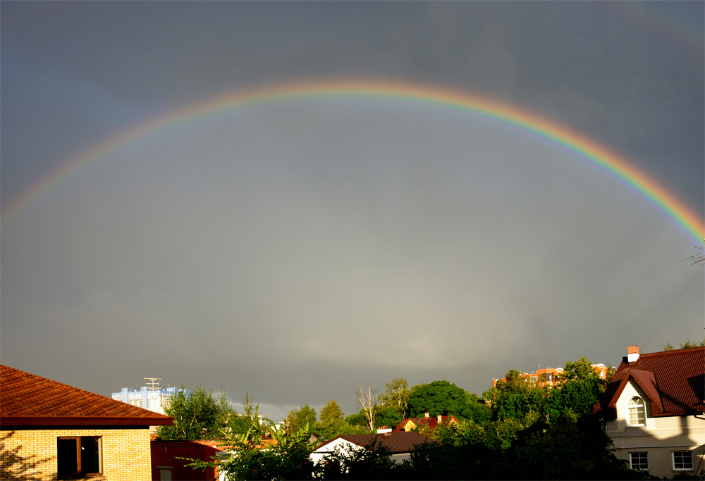 Под радугой-дугой. Under the rainbow.