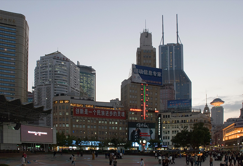 Площадь в середине пешеходной улицы в центре Шанхая