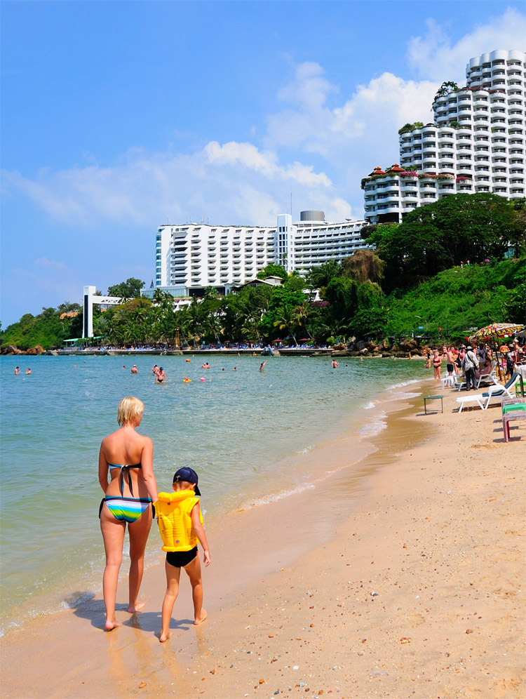 Мать и дитя. Кози бич. Паттайя. Pattaya.