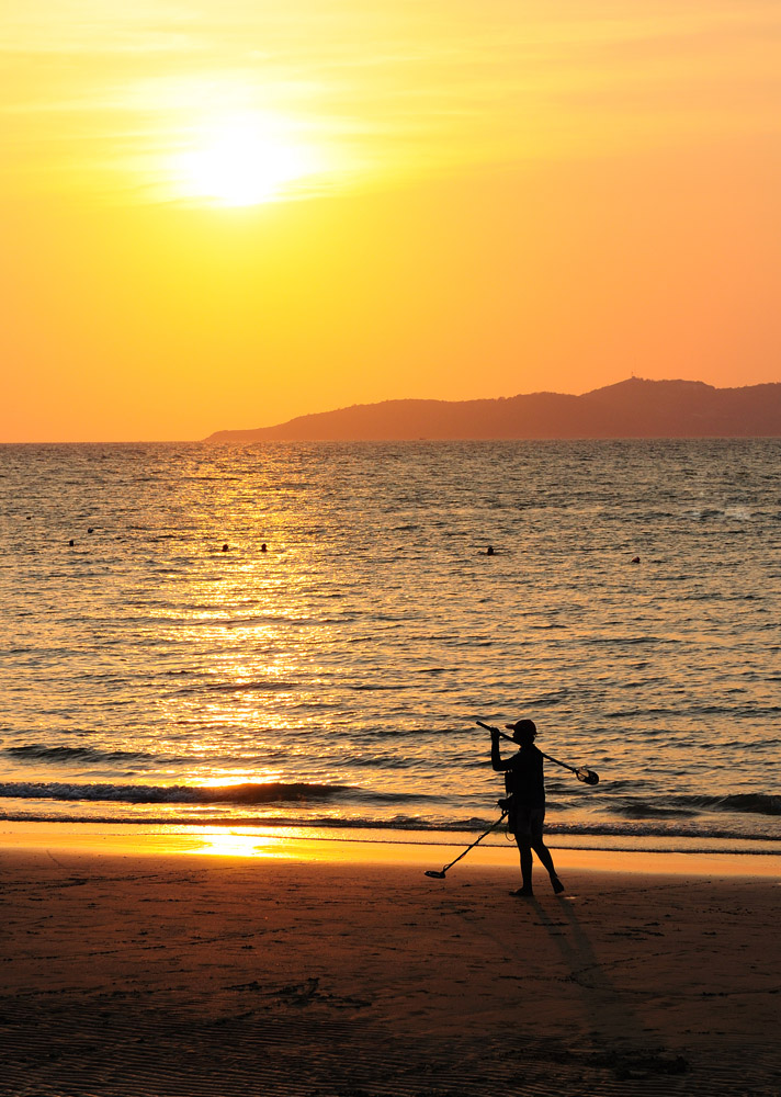 Золотоискатель на закате. Паттайя. Pattaya. Sunset.