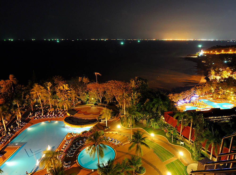 Роял Клиф ночью. Паттайя. Night Royal Cliff. Pattaya.