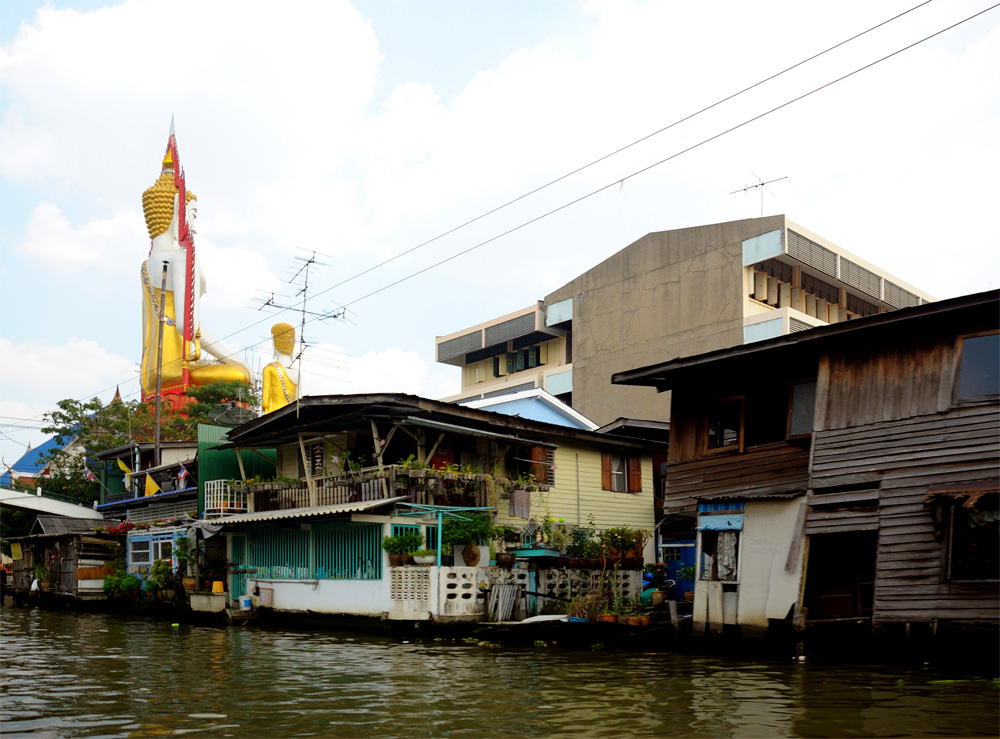 Бангкок - город контрастов. Bangkok is a city of contrasts.