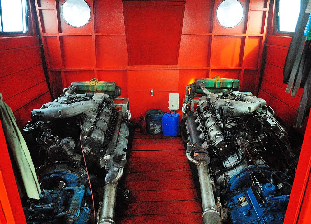 Машина... Phi-Phi Koh Lanta. Ferry Engines.