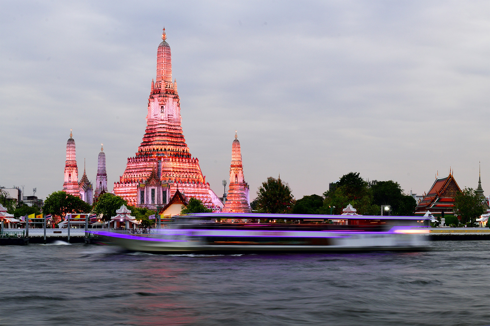 Ват Арун перед закатом. Бангкок. Таиланд. Wat Arun before sunset. Bangkok. Thailand.
