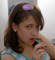 Элина с карандашом во рту