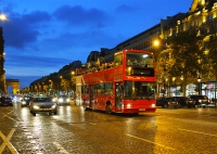 Елисейские поля ночью. Париж.  Paris.