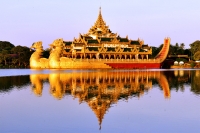 Дворец Каравейк на озере Кандоджуи. Янгон. Мьянма. Karaweik Palace on Kandawgyi Royal Lake.