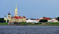 Рыбинск. Вид с борта прогулочного теплохода, следующего по Волге. Rybinsk. View from on board a pleasure boat traveling along the Volga.