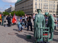 Бранденбургские ворота. Ряженые. Берлин 9 мая 2013. Berlin.