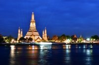 Ват Арун в сумерках. Бангкок. Таиланд. Wat Arun at dusk. Bangkok. Thailand.