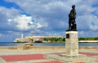Гавана. Куба. Statue of Pierre le Moyne D”Iberville and El Morro fort behind. Havana. Cuba.
